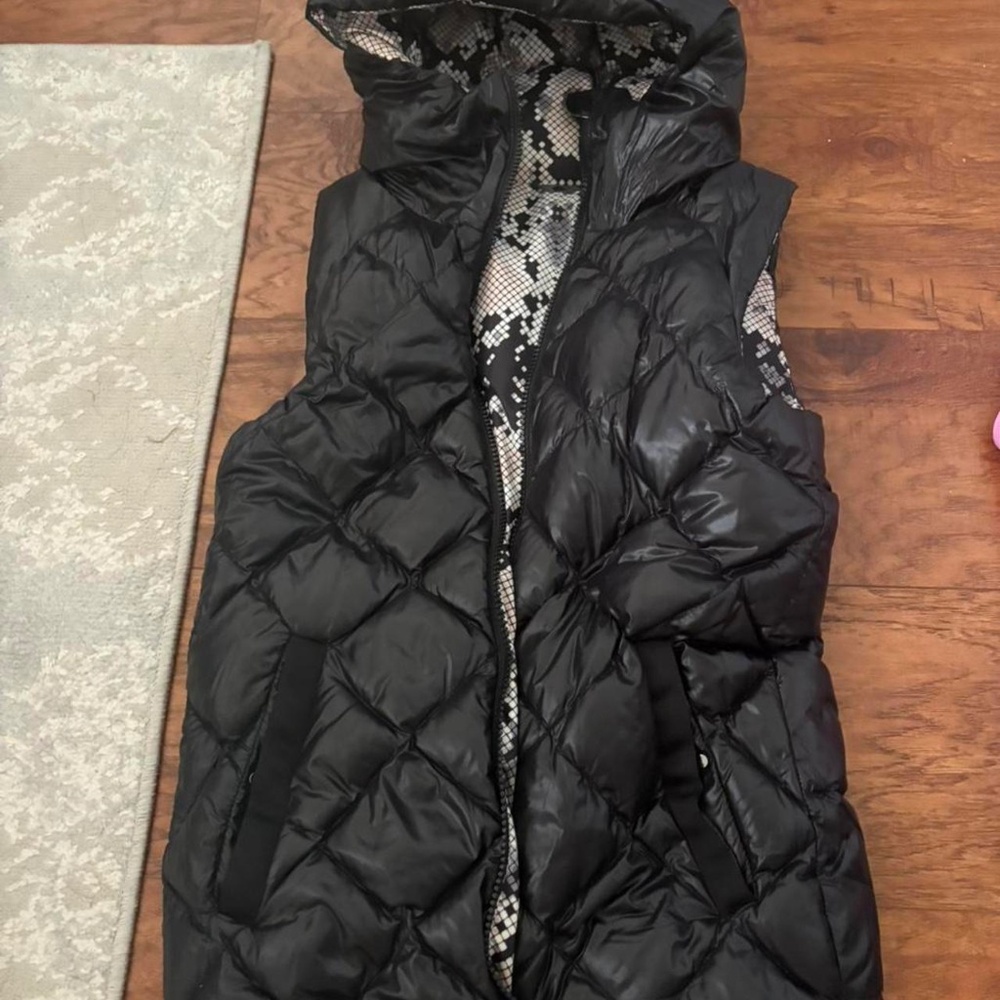 Lululemon IRREVERSIBLE black puffer vest with hood #athleisure #gilet
